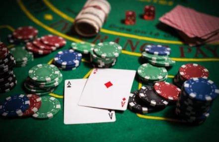 Simbol wild yang menggantikan simbol lain